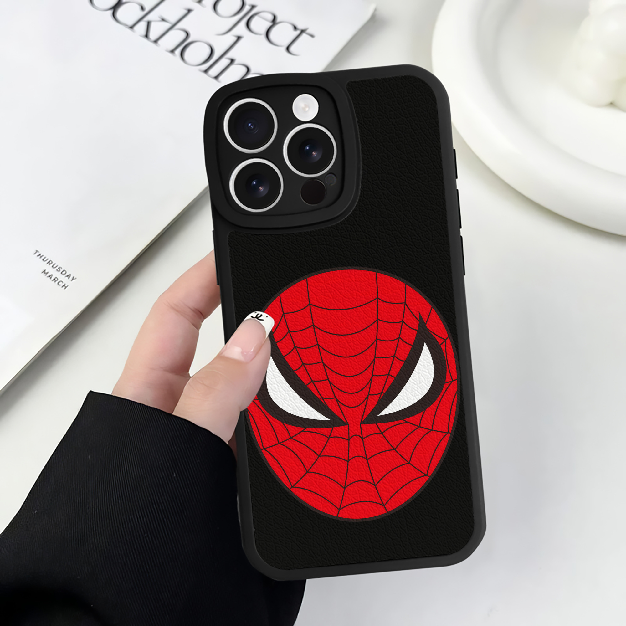 （画像用） アベンジャーズ The Avengers 【iPhone 16シリーズ対応】シリコンスマホケース（レザー調） 材質：シリコン
